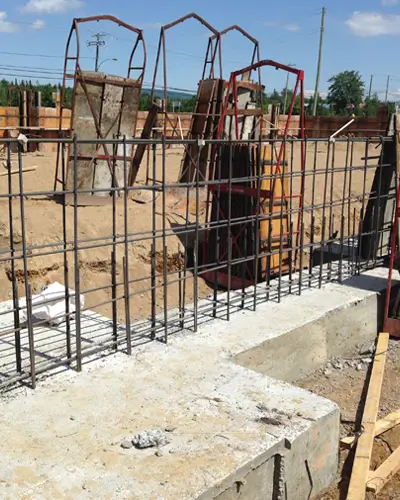 Fondation en béton avec armature en acier pour structure de bâtiment en construction