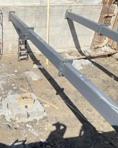 Fondation en béton avec armature en acier et coffrage vertical en préparation sur chantier