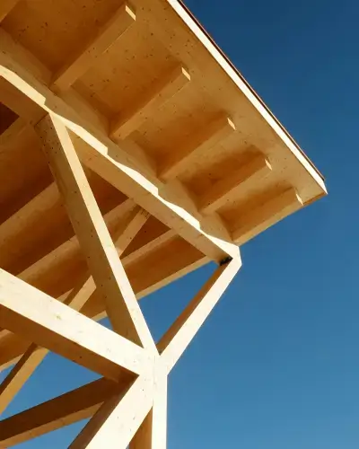 Structure en acier assemblée sur fondation en béton avec connexions boulonnées sur chantier